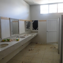 Execução no sanitário com revestimento da parede e pisos.