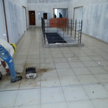 Execução do acabamento do revestimento do pisos